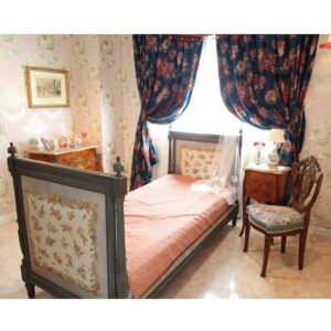 6.貴婦人に愛されたプチポワンベッド